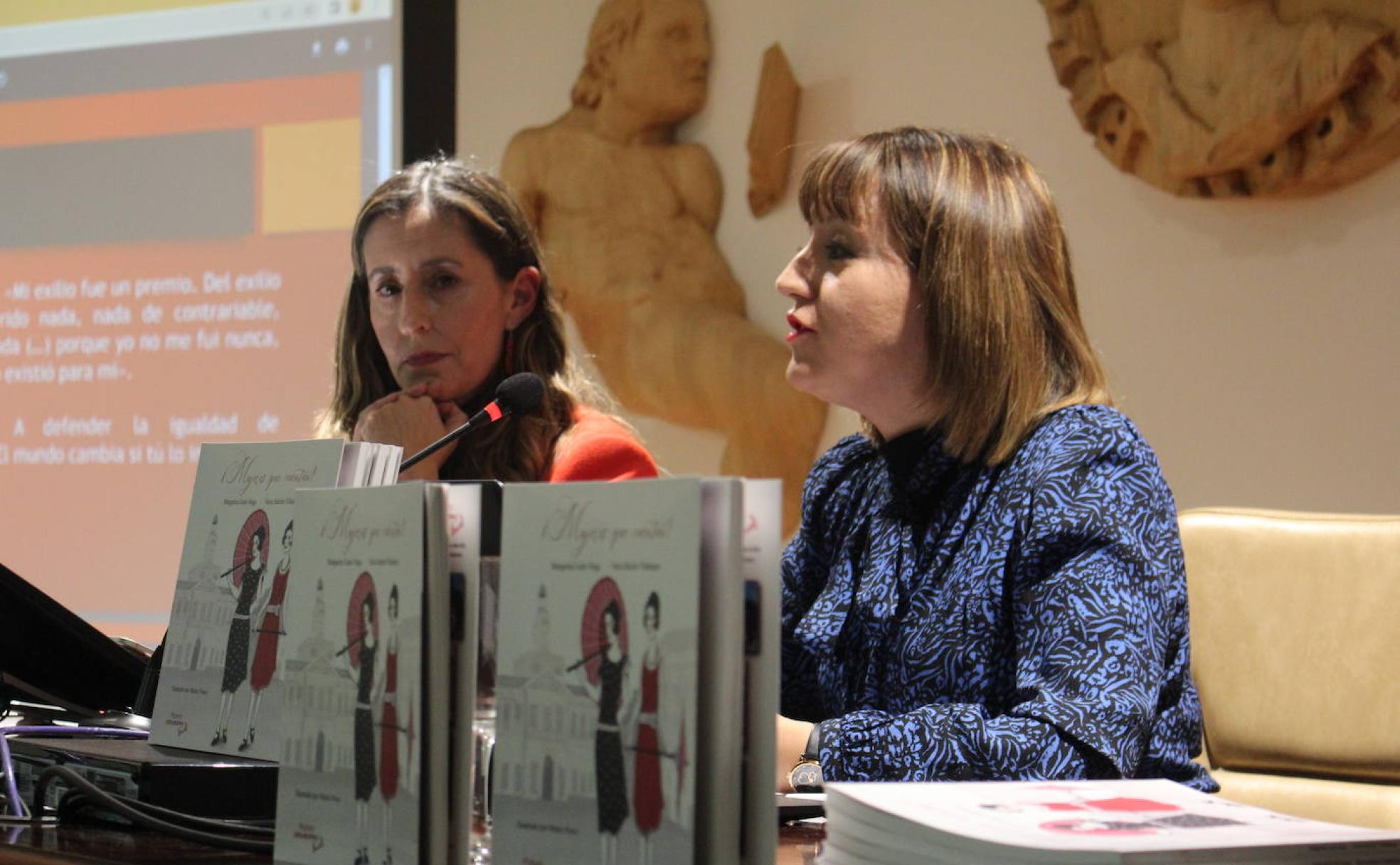 Las leonesas Margarita Cueto y Nuria Sánchez durante la presentación de su obra ¡Mujeres que cuentan!