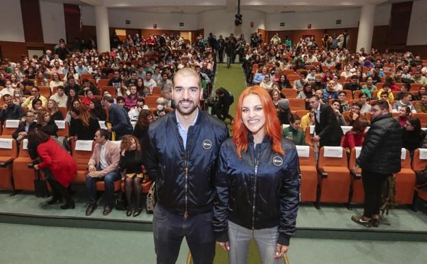 Pablo Álvarez y Sara García han sido recibidos por los alumnos de la Universidad de León. 