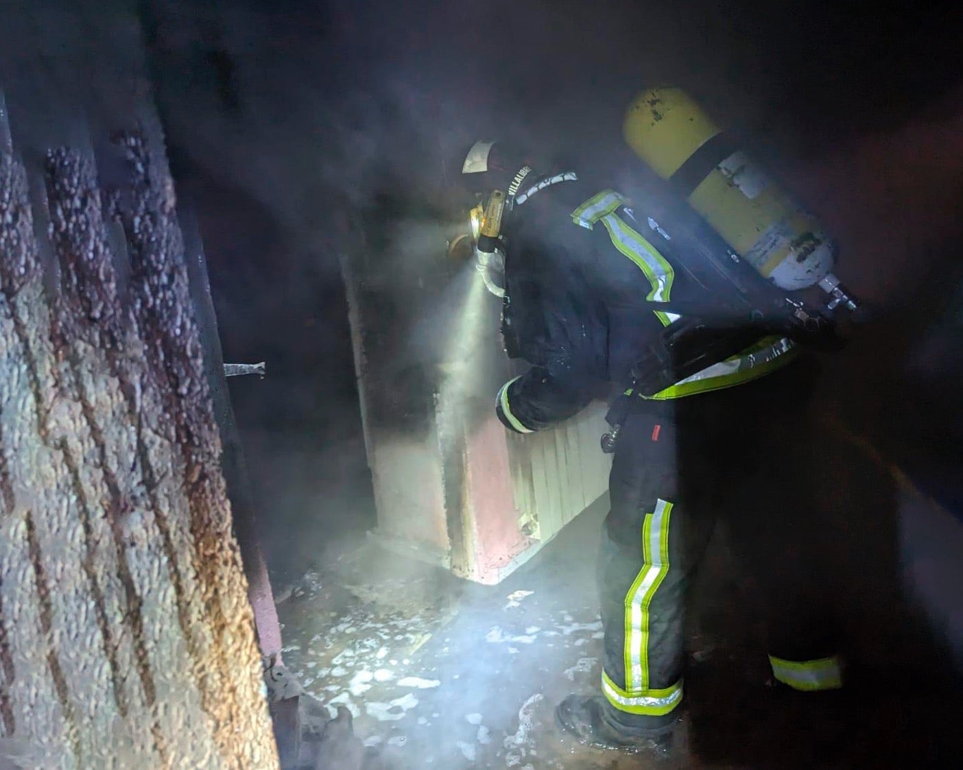 La rápida actuación de vecinos y Bomberos evita que se calcine una vivienda de Palazuelo de Órbigo. El fuego se declaró pasadas las 2:30 horas de la madrugada y la intervención de vecinos y Bomberos León evitó que alcanzara a las viviendas más próximas. 