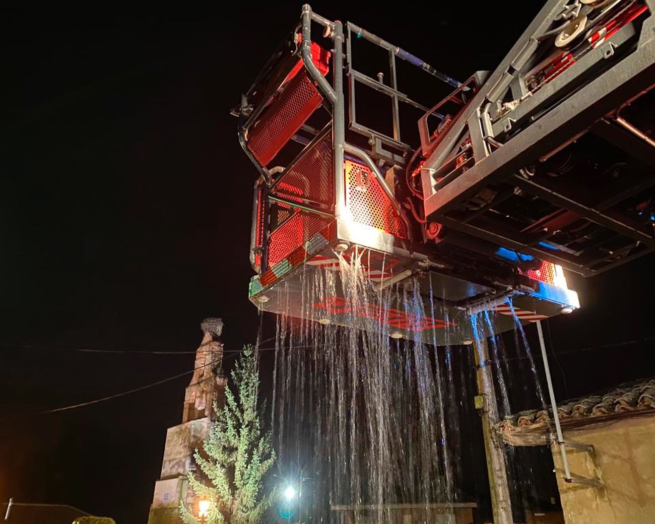 La rápida actuación de vecinos y Bomberos evita que se calcine una vivienda de Palazuelo de Órbigo. El fuego se declaró pasadas las 2:30 horas de la madrugada y la intervención de vecinos y Bomberos León evitó que alcanzara a las viviendas más próximas. 