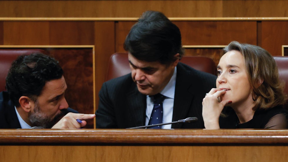 Los diputados del PP Cuca Gamarra, Carlos Rojas y Guillermo Mariscal (i), durante la sesión de control del Gobierno celebrada este miércoles en el Congreso.