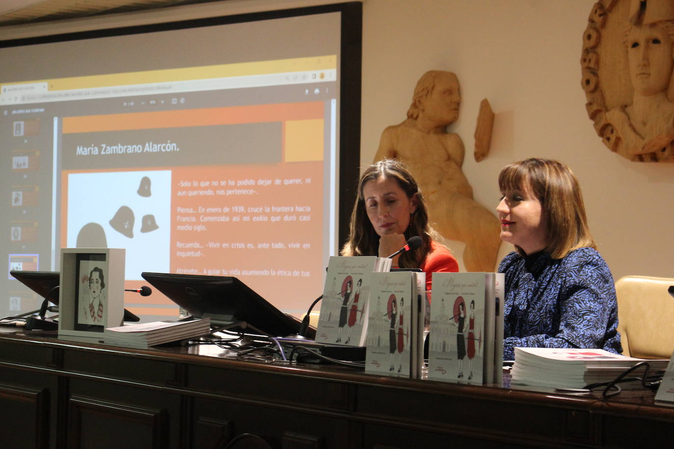 Las leonesas Margarita Cueto y Nuria Sánchez durante la presentación de su obra ¡Mujeres que cuentan! 