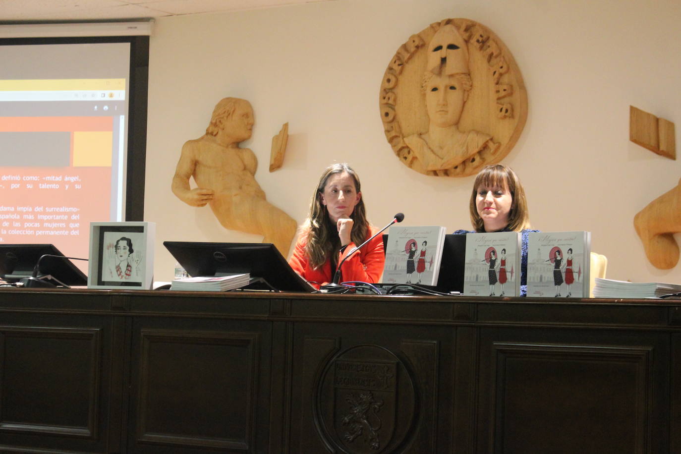 Las leonesas Margarita Cueto y Nuria Sánchez durante la presentación de su obra ¡Mujeres que cuentan! 