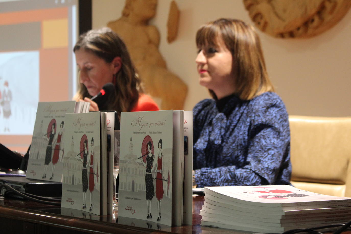 Las leonesas Margarita Cueto y Nuria Sánchez durante la presentación de su obra ¡Mujeres que cuentan! 