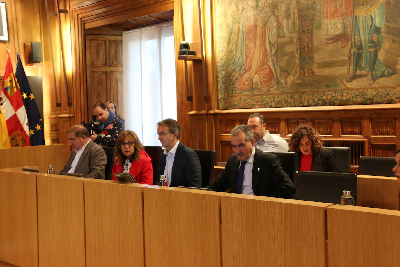 Sesión extraordinaria en la Diputación de León para aprobar el borrador de presupuestos. 