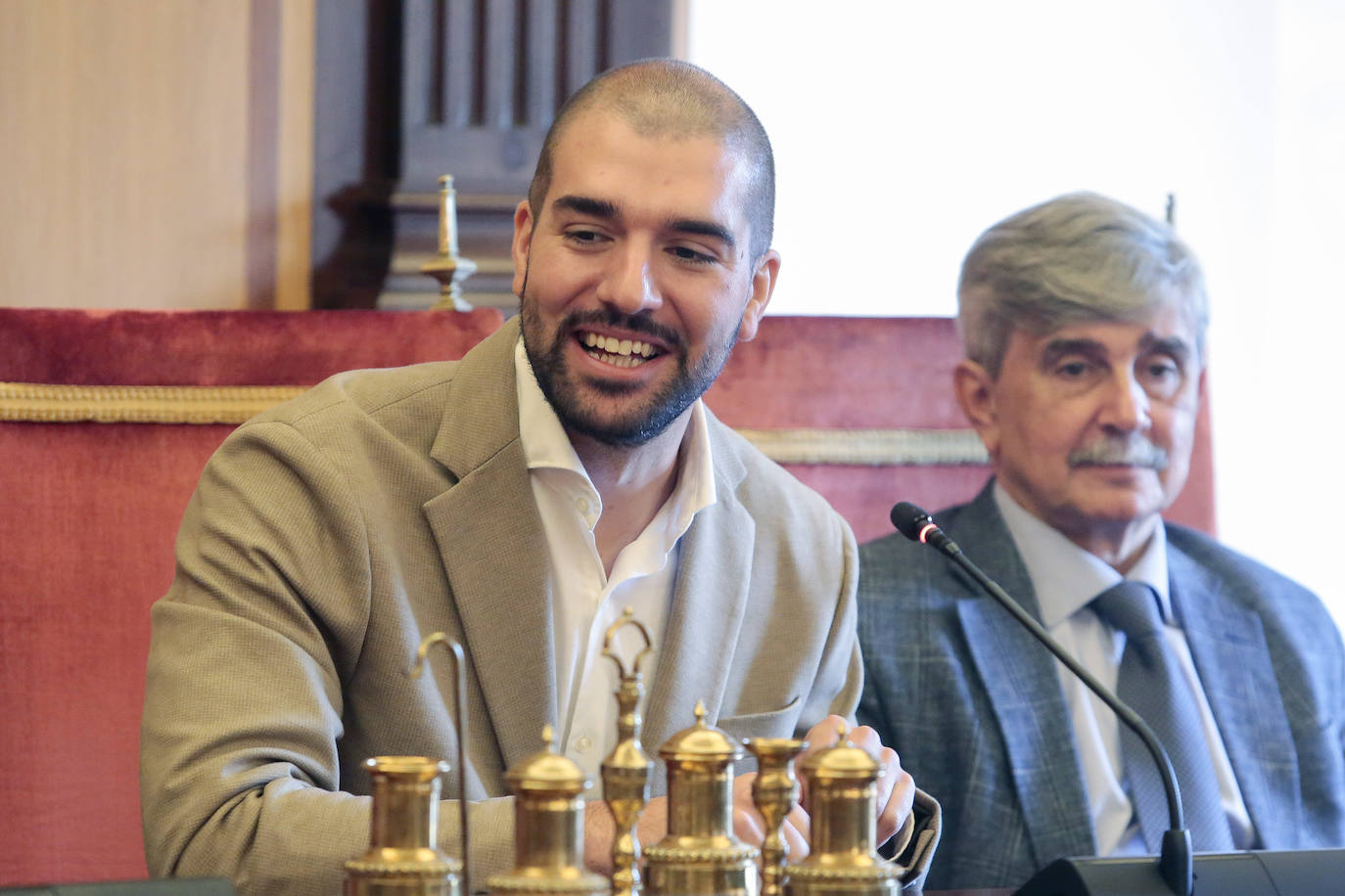 El alcalde de León, José Antonio Diez, recibe a los astronautas leoneses, Pablo Álvarez y Sara García, recientemente seleccionados por la Agencia Espacial Europea