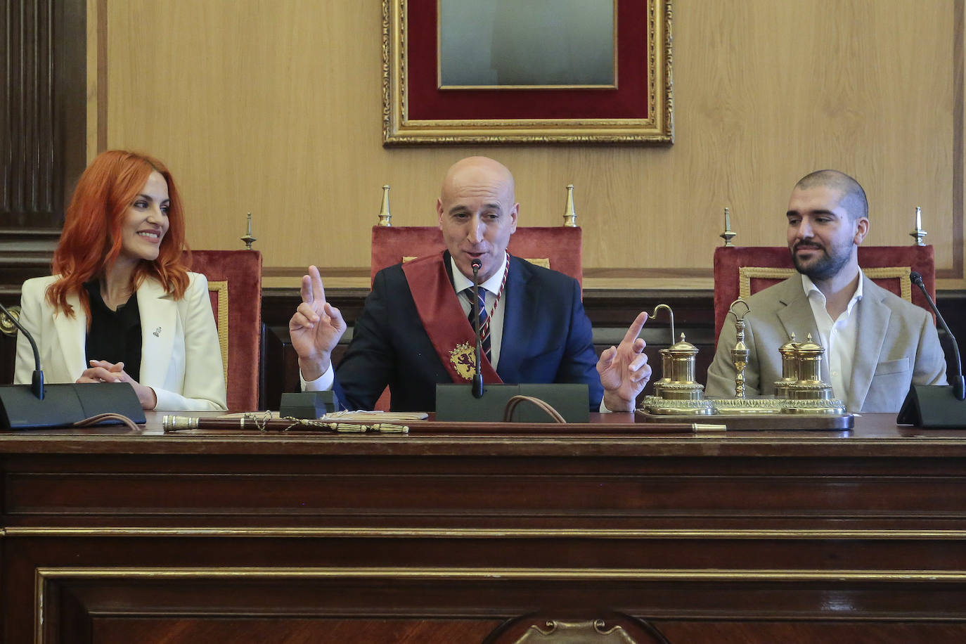 El alcalde de León, José Antonio Diez, recibe a los astronautas leoneses, Pablo Álvarez y Sara García, recientemente seleccionados por la Agencia Espacial Europea