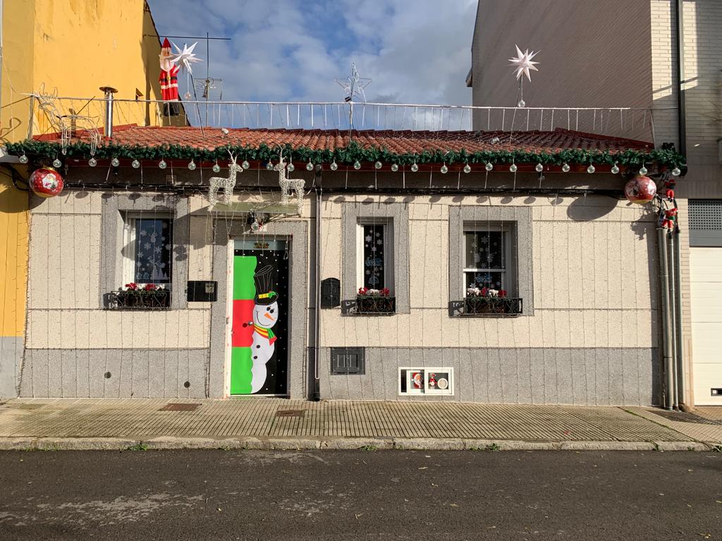 Un vecino de este barrio leonés ha decorado con miles de luces la fachada de su casa convirtiéndose en una atracción más de estas Navidades