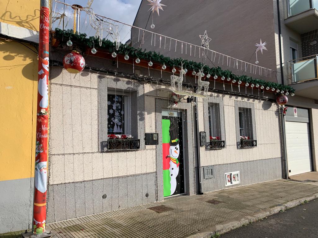 Un vecino de este barrio leonés ha decorado con miles de luces la fachada de su casa convirtiéndose en una atracción más de estas Navidades