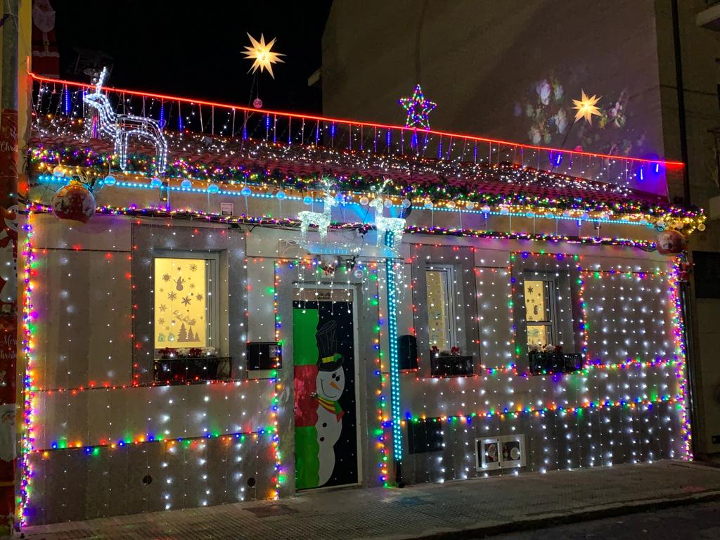 Un vecino de este barrio leonés ha decorado con miles de luces la fachada de su casa convirtiéndose en una atracción más de estas Navidades