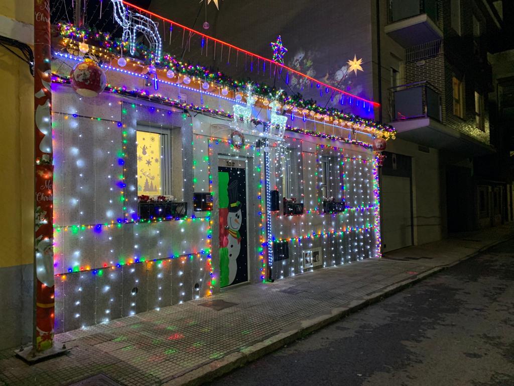 Un vecino de este barrio leonés ha decorado con miles de luces la fachada de su casa convirtiéndose en una atracción más de estas Navidades