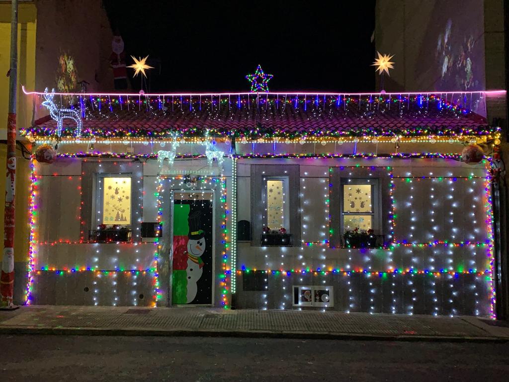 Un vecino de este barrio leonés ha decorado con miles de luces la fachada de su casa convirtiéndose en una atracción más de estas Navidades