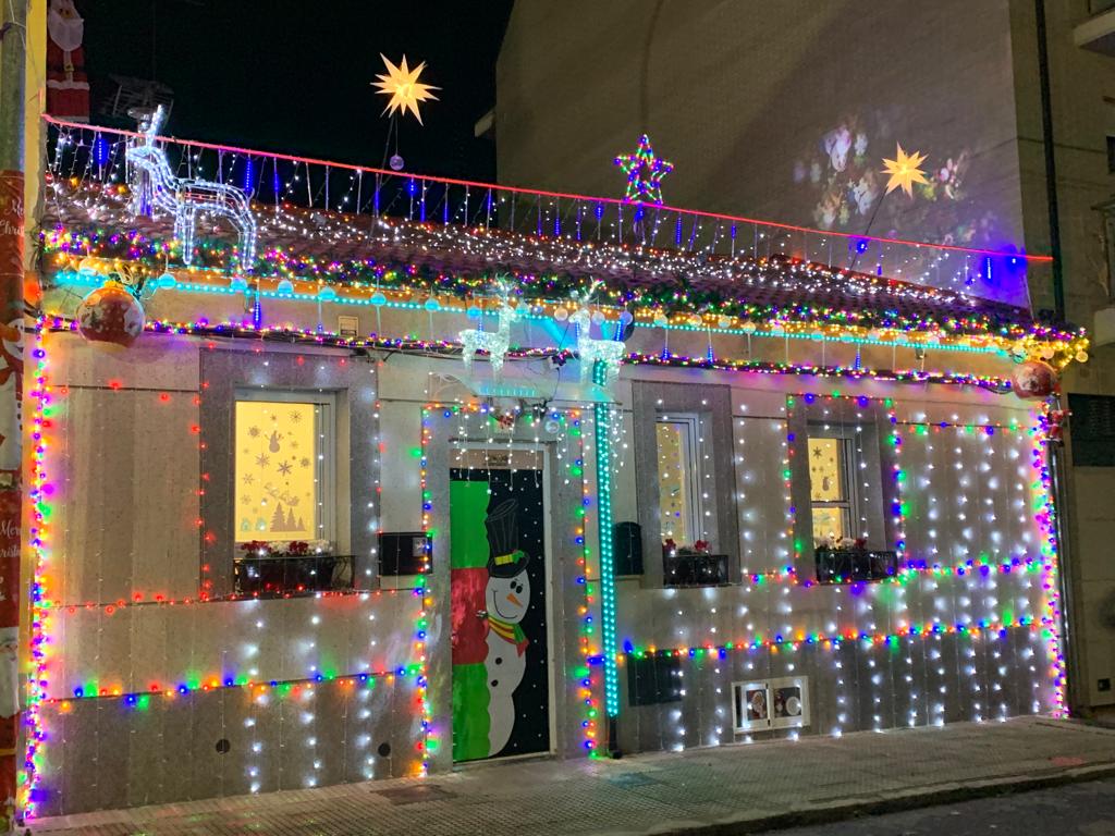 Un vecino de este barrio leonés ha decorado con miles de luces la fachada de su casa convirtiéndose en una atracción más de estas Navidades