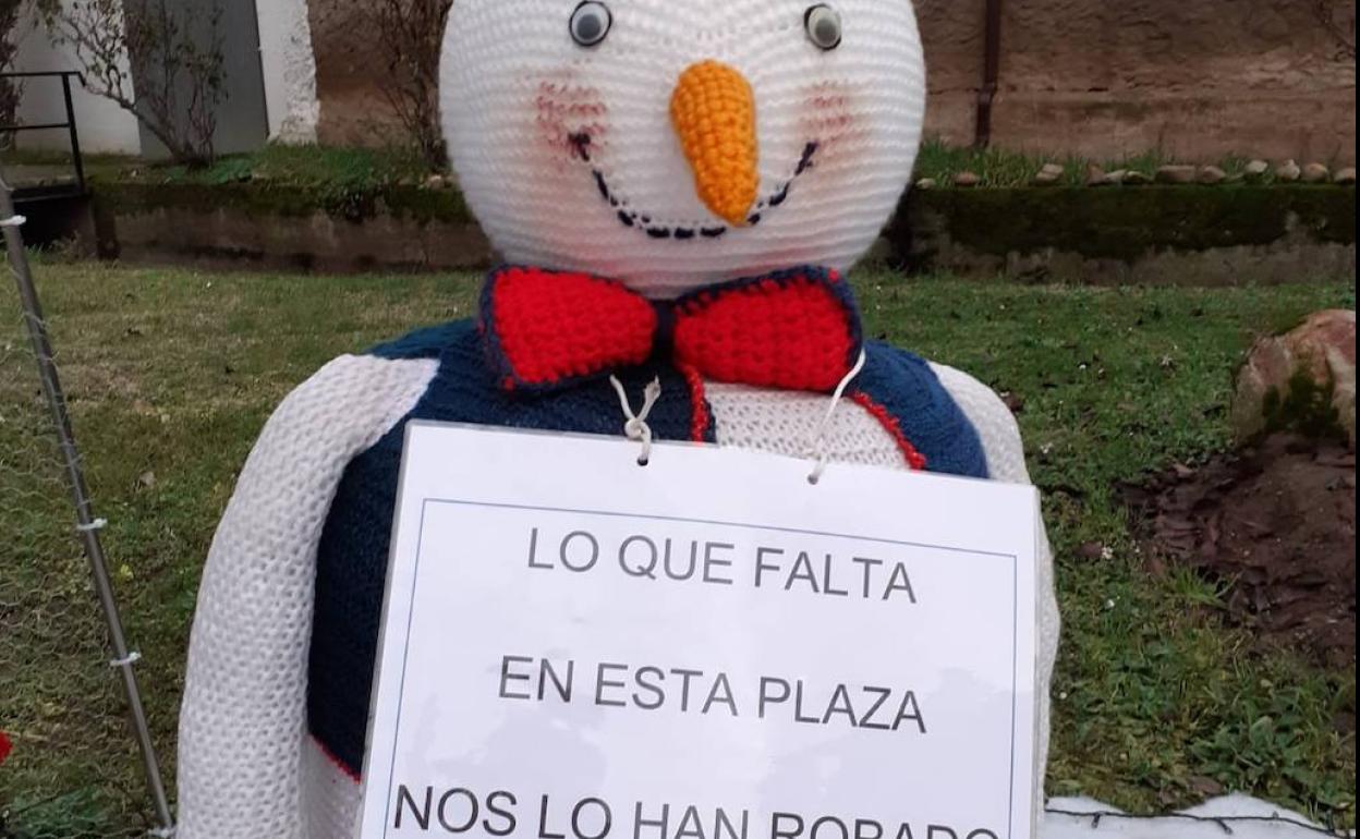 El único muñeco que ha quedado con un cartel de denuncia.