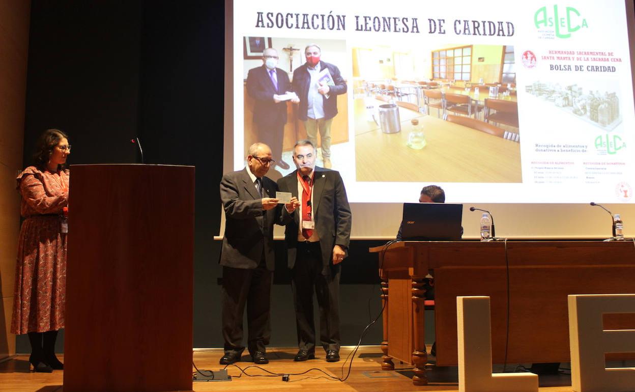 Entrega del donativo a la Asociación Leonesa de Caridad.