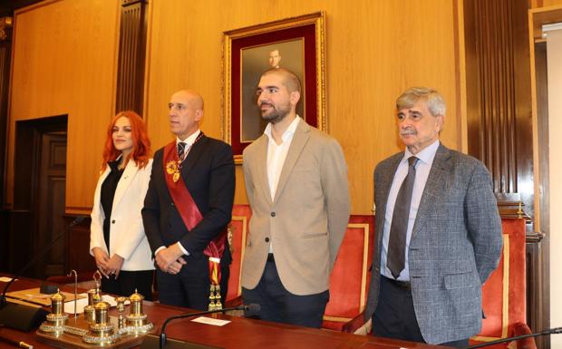 Galería. El salón de plenos municipal fue el escenario del homenaje a los astronautas. 