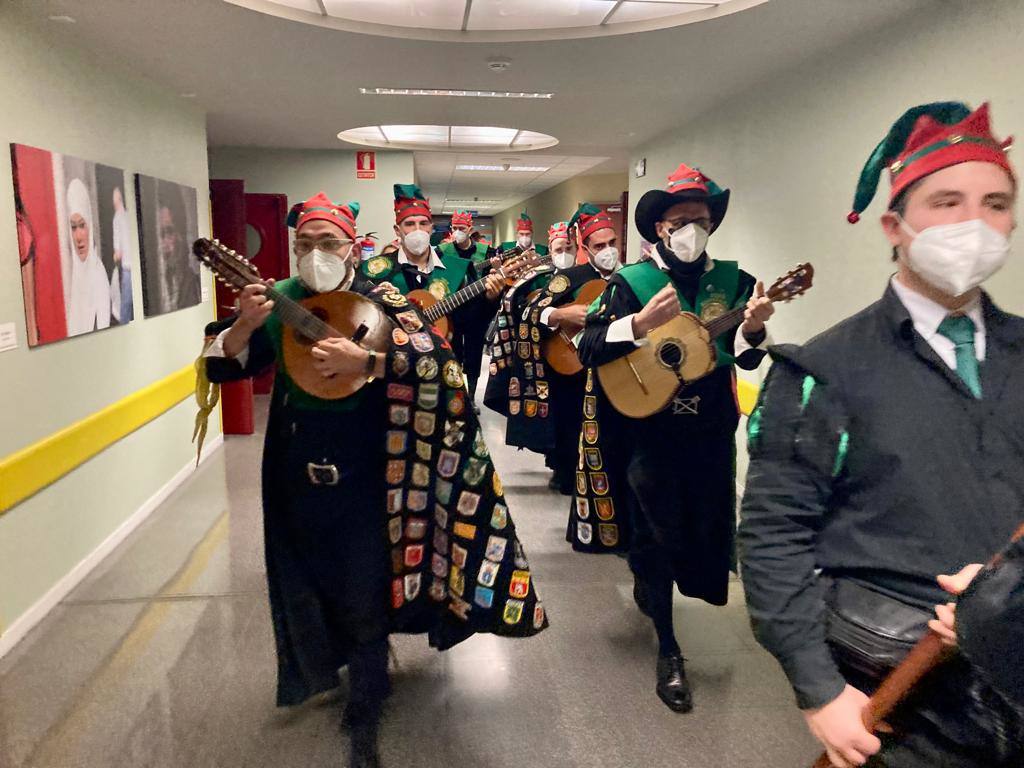 La Tuna de la ULE ronda y lleva sus presentes a los niños ingresados en el Hospital Universitario de León.