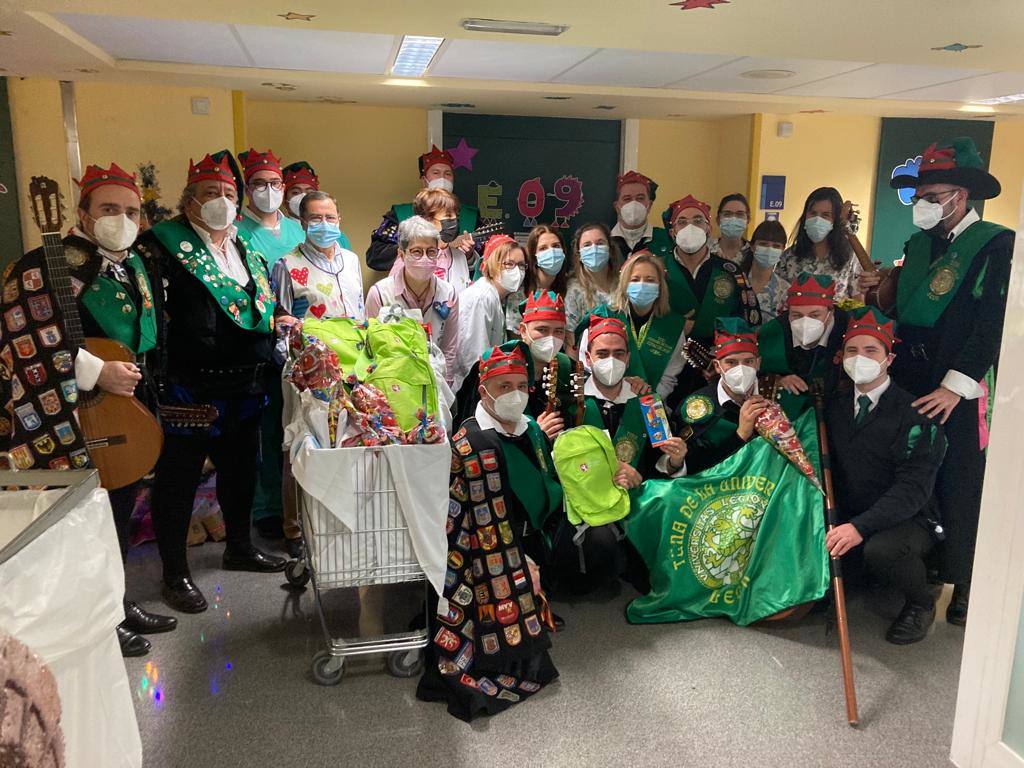 La Tuna de la ULE ronda y lleva sus presentes a los niños ingresados en el Hospital Universitario de León.