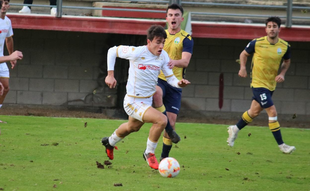 Álvarez, jugador del Júpiter, en una acción del partido.