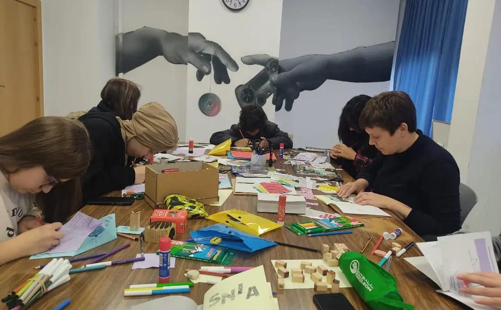 Espacio Mestizo propone talleres artísticos todos los lunes por la tarde durante el curso escolar para desarrollar la creatividad de los adolescentes leoneses.