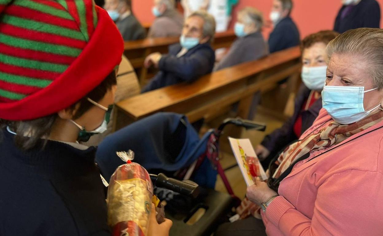 Los alumnos de Peñacorada visitan a las personas mayores para llevarles cariño y compañía. 