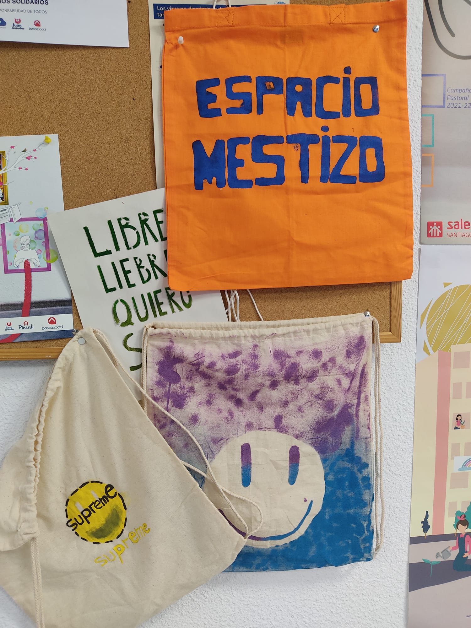 Cada lunes un heterogéneo grupo de adolescentes leoneses se reúne en torno al arte y la creatividad en un taller que busca la expresión «de lo que cada uno lleva dentro» | Espacio Mestizo nació dentro de la Fundación Juan Soñador para trabajar con menores en riesgo de exclusión social y mostrar la riqueza cultural y étnica que convive en la ciudad. 