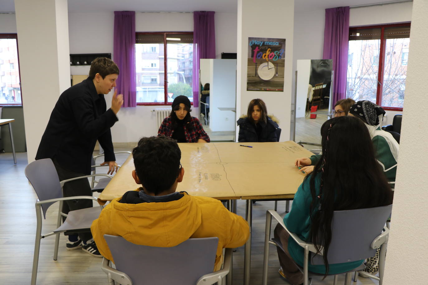 Cada lunes un heterogéneo grupo de adolescentes leoneses se reúne en torno al arte y la creatividad en un taller que busca la expresión «de lo que cada uno lleva dentro» | Espacio Mestizo nació dentro de la Fundación Juan Soñador para trabajar con menores en riesgo de exclusión social y mostrar la riqueza cultural y étnica que convive en la ciudad. 