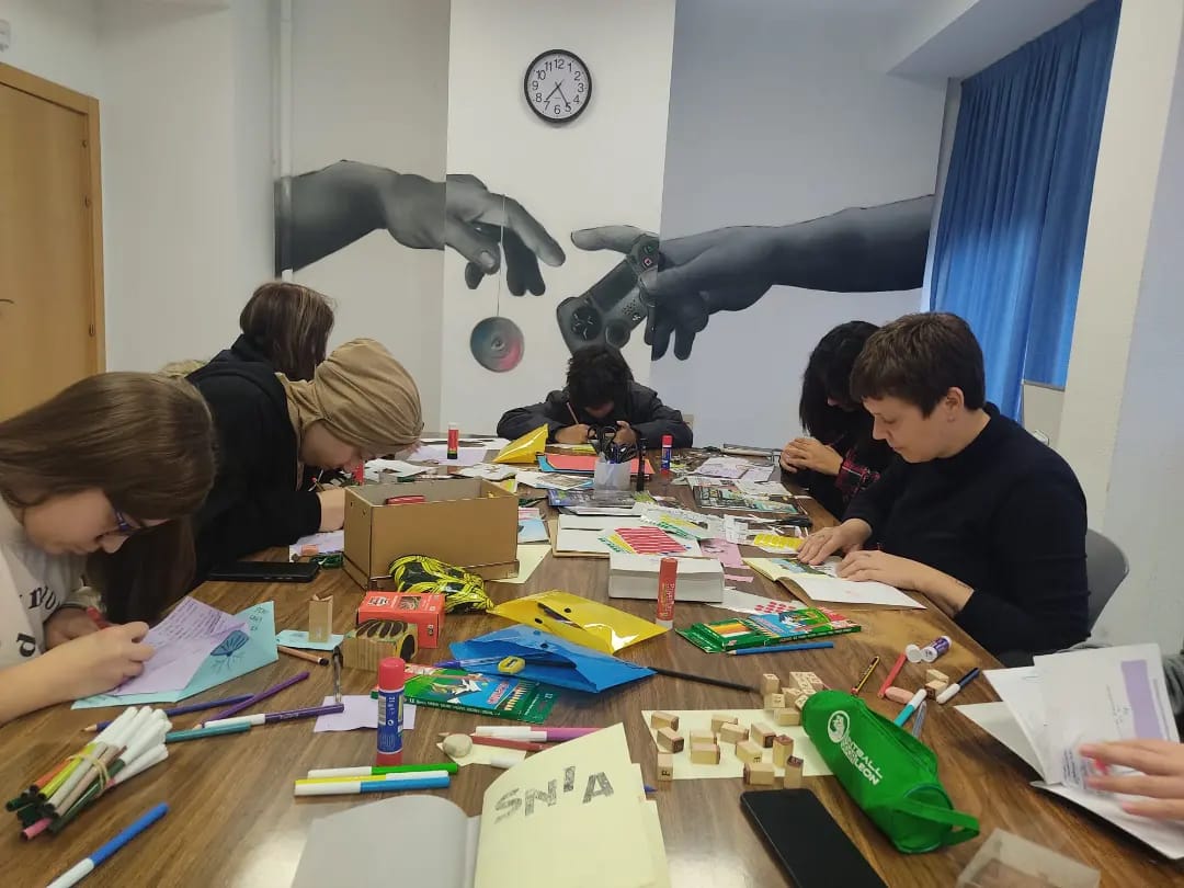 Cada lunes un heterogéneo grupo de adolescentes leoneses se reúne en torno al arte y la creatividad en un taller que busca la expresión «de lo que cada uno lleva dentro» | Espacio Mestizo nació dentro de la Fundación Juan Soñador para trabajar con menores en riesgo de exclusión social y mostrar la riqueza cultural y étnica que convive en la ciudad. 