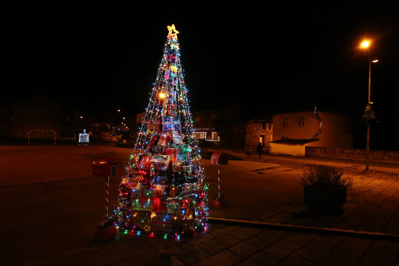 Iluminacion navideña en la localidad de San Andrés de Montejos