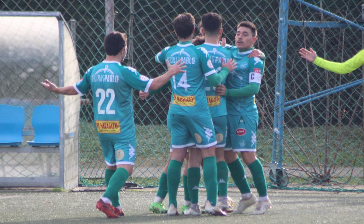 Los jugadores del Atlético Astorga celebran uno de sus goles.