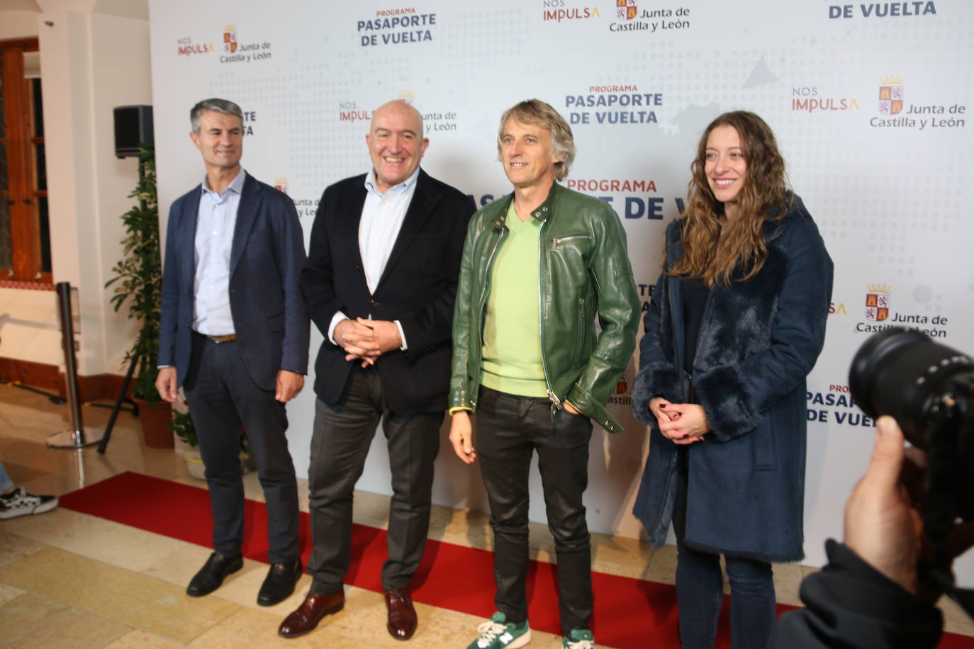 El consejero de la Presidencia, Jesús Julio Carnero, presenta las ayudas 'Pasaporte de Vuelta' dirigidas a emigrantes castellanos y leoneses, junto al montañero y presentador Jesús Calleja.