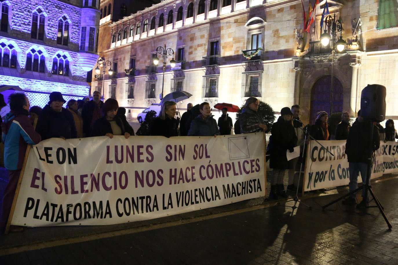 La plataforma contra la violencia machista de León se concentra frente a Botines por los últimos crímenes machistas que se han cobrado desde el 10 de diciembre la vida de tres mujeres que dejan ocho menores huérfanos de madre.