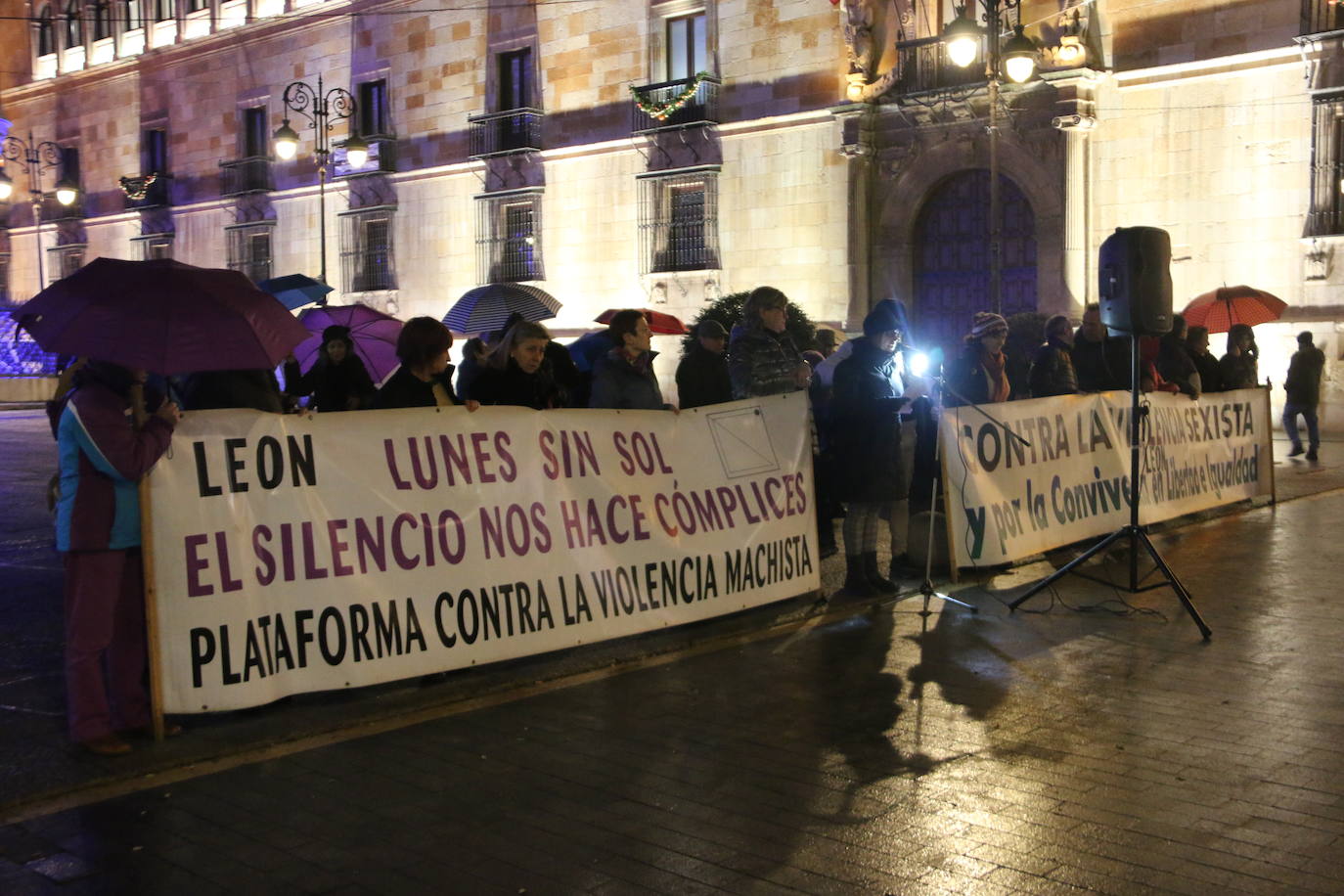 La plataforma contra la violencia machista de León se concentra frente a Botines por los últimos crímenes machistas que se han cobrado desde el 10 de diciembre la vida de tres mujeres que dejan ocho menores huérfanos de madre.