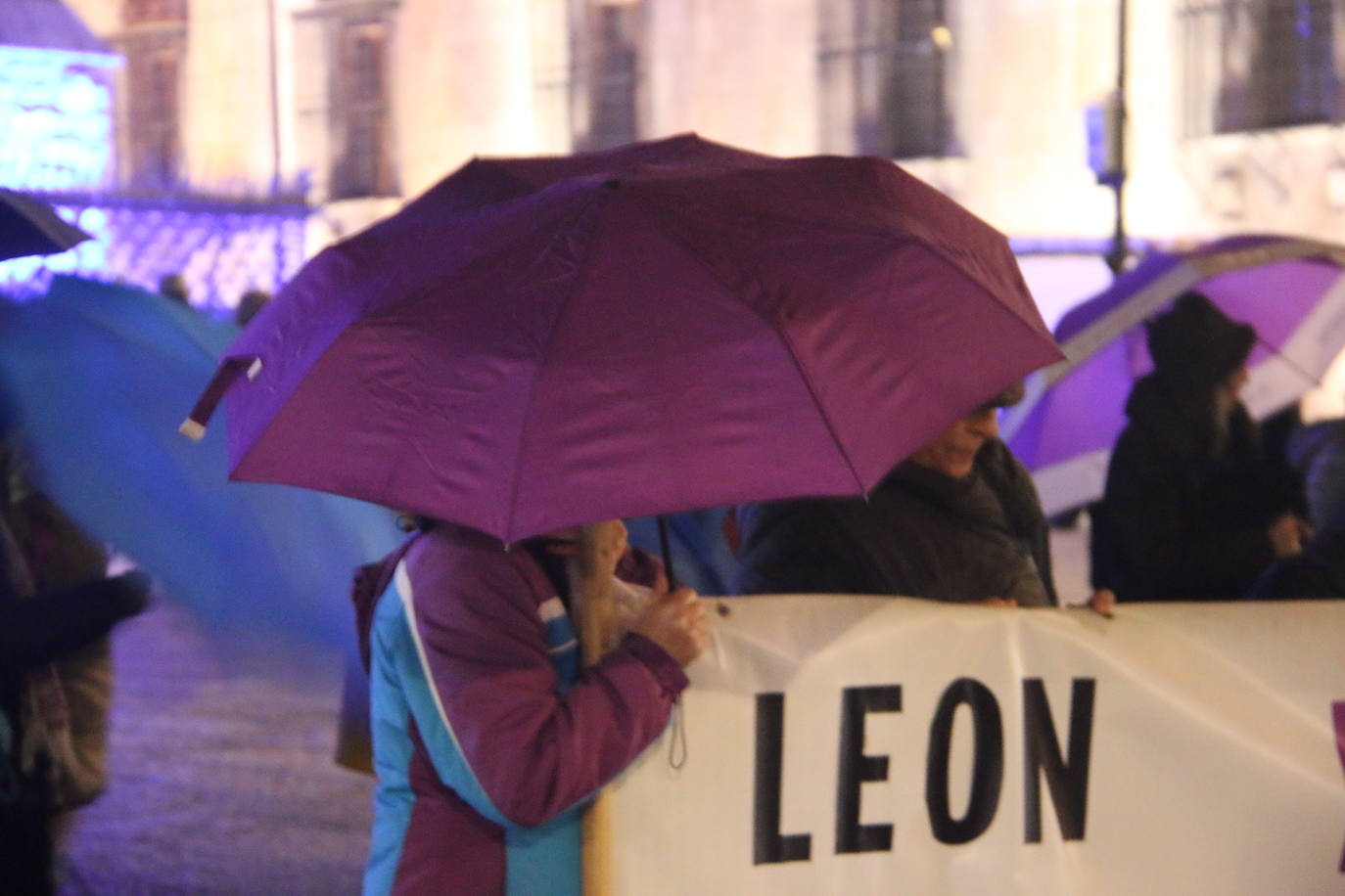 La plataforma contra la violencia machista de León se concentra frente a Botines por los últimos crímenes machistas que se han cobrado desde el 10 de diciembre la vida de tres mujeres que dejan ocho menores huérfanos de madre.