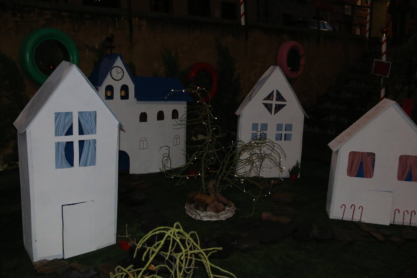 Algunas de las decoraciones que participan en el concurso navideño del Ayuntamiento de Valdevimbre.