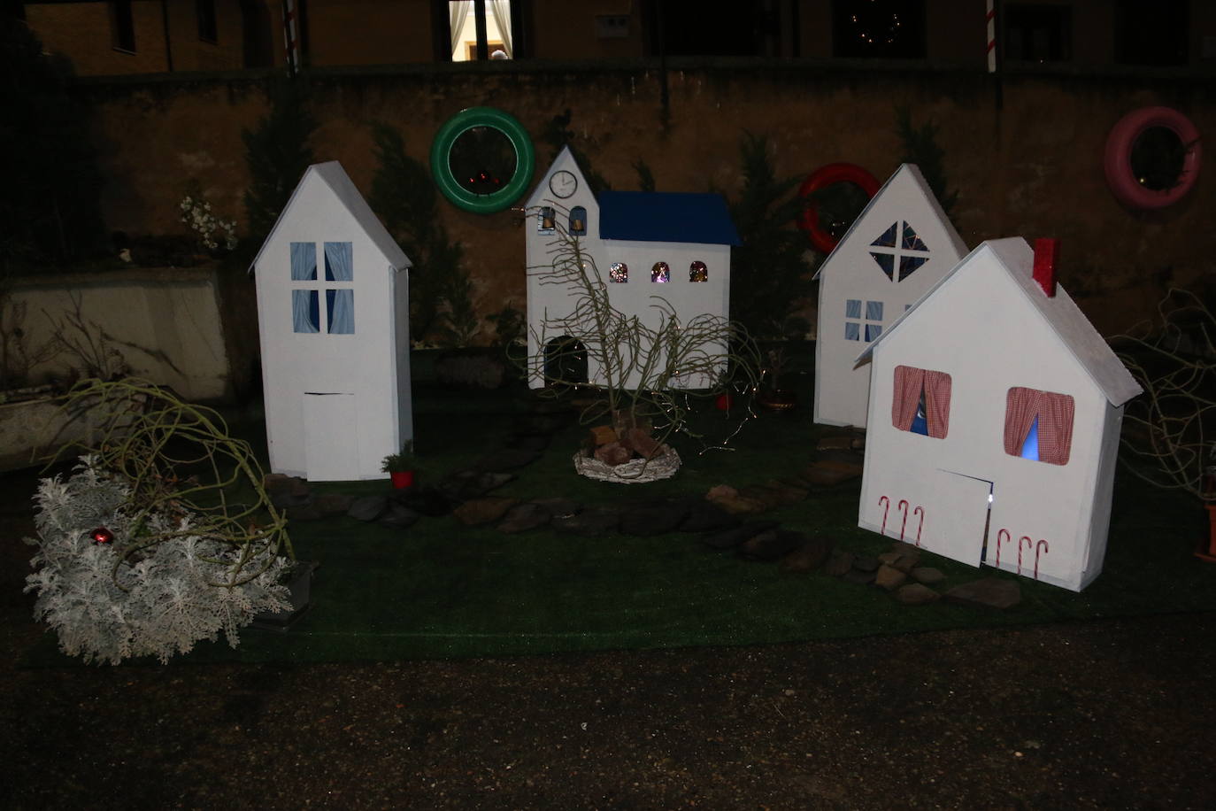 Algunas de las decoraciones que participan en el concurso navideño del Ayuntamiento de Valdevimbre.