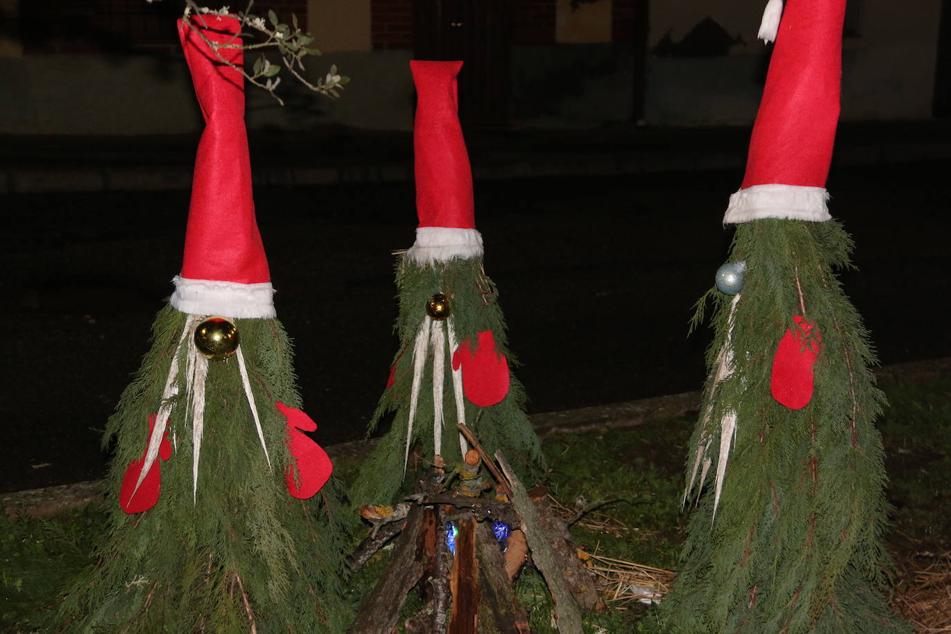 Algunas de las decoraciones que participan en el concurso navideño del Ayuntamiento de Valdevimbre.