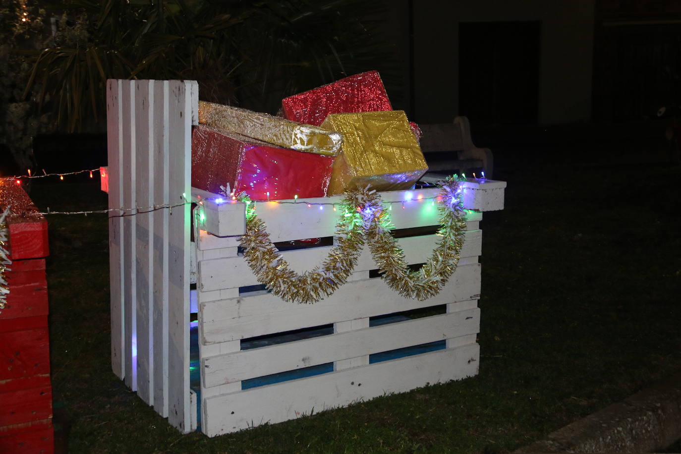 Algunas de las decoraciones que participan en el concurso navideño del Ayuntamiento de Valdevimbre.