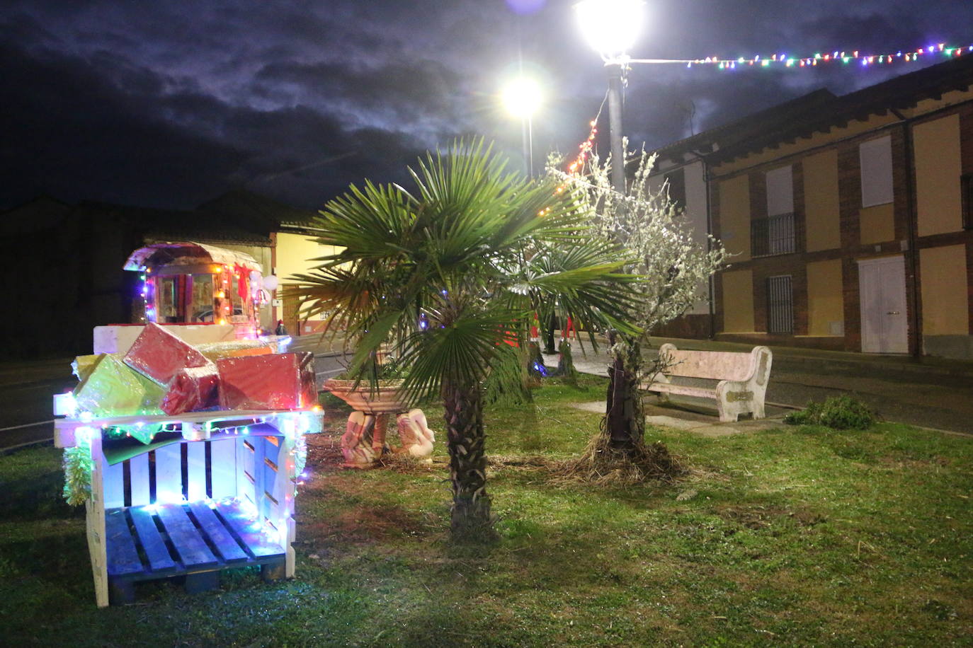 Algunas de las decoraciones que participan en el concurso navideño del Ayuntamiento de Valdevimbre.