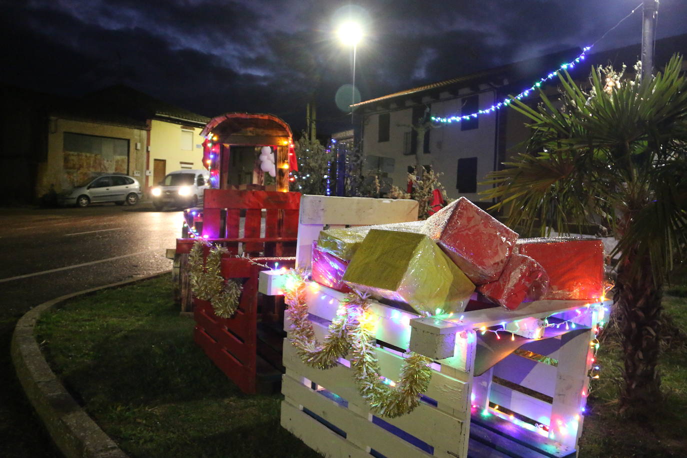 Algunas de las decoraciones que participan en el concurso navideño del Ayuntamiento de Valdevimbre.