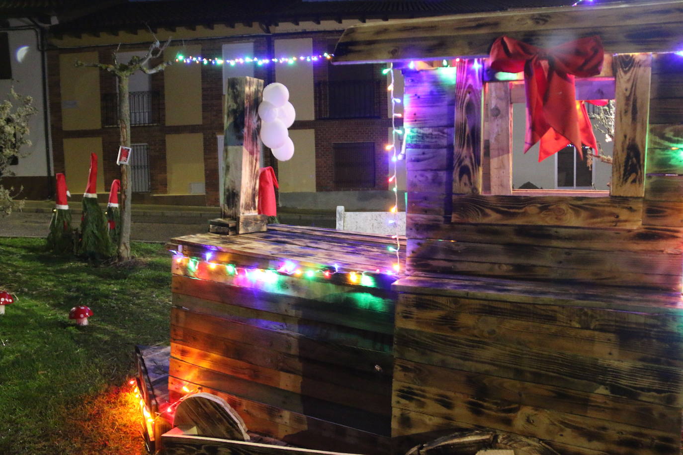 Algunas de las decoraciones que participan en el concurso navideño del Ayuntamiento de Valdevimbre.