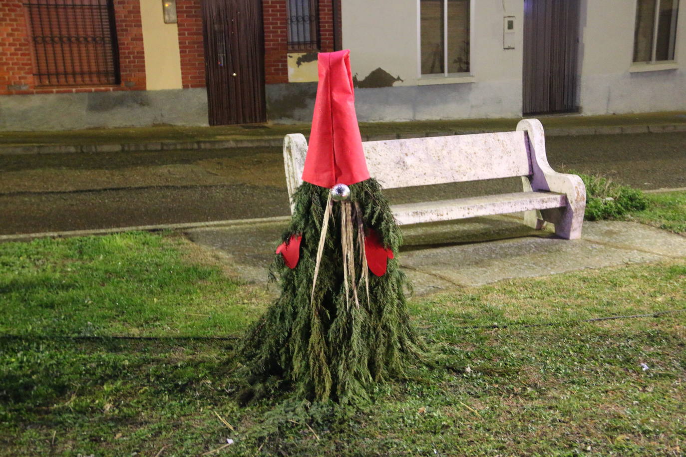 Algunas de las decoraciones que participan en el concurso navideño del Ayuntamiento de Valdevimbre.