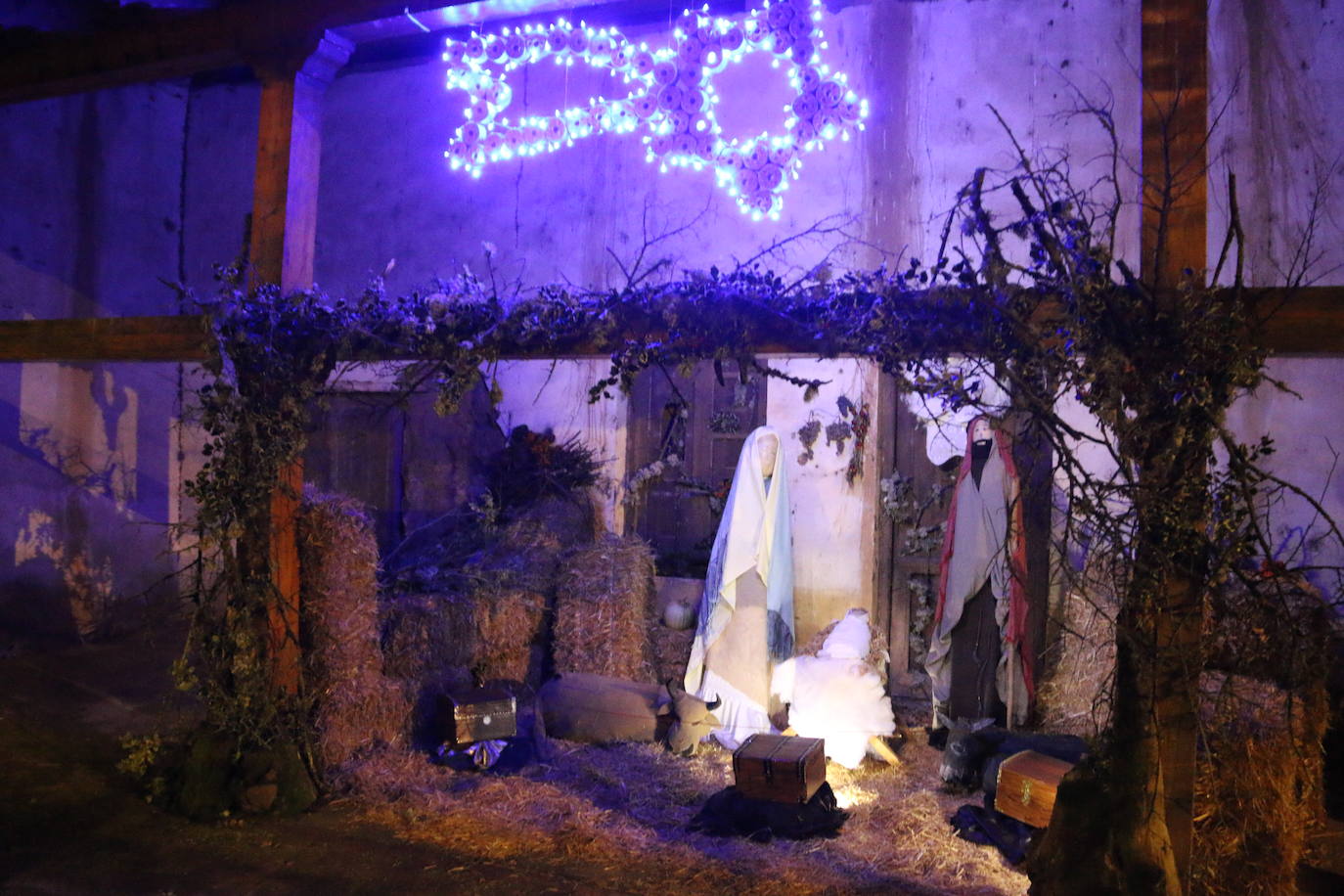 Algunas de las decoraciones que participan en el concurso navideño del Ayuntamiento de Valdevimbre.