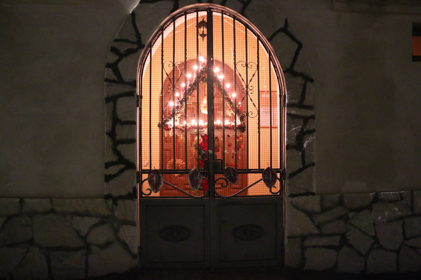 Algunas de las decoraciones que participan en el concurso navideño del Ayuntamiento de Valdevimbre.