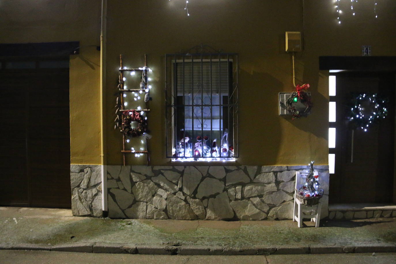 Algunas de las decoraciones que participan en el concurso navideño del Ayuntamiento de Valdevimbre.