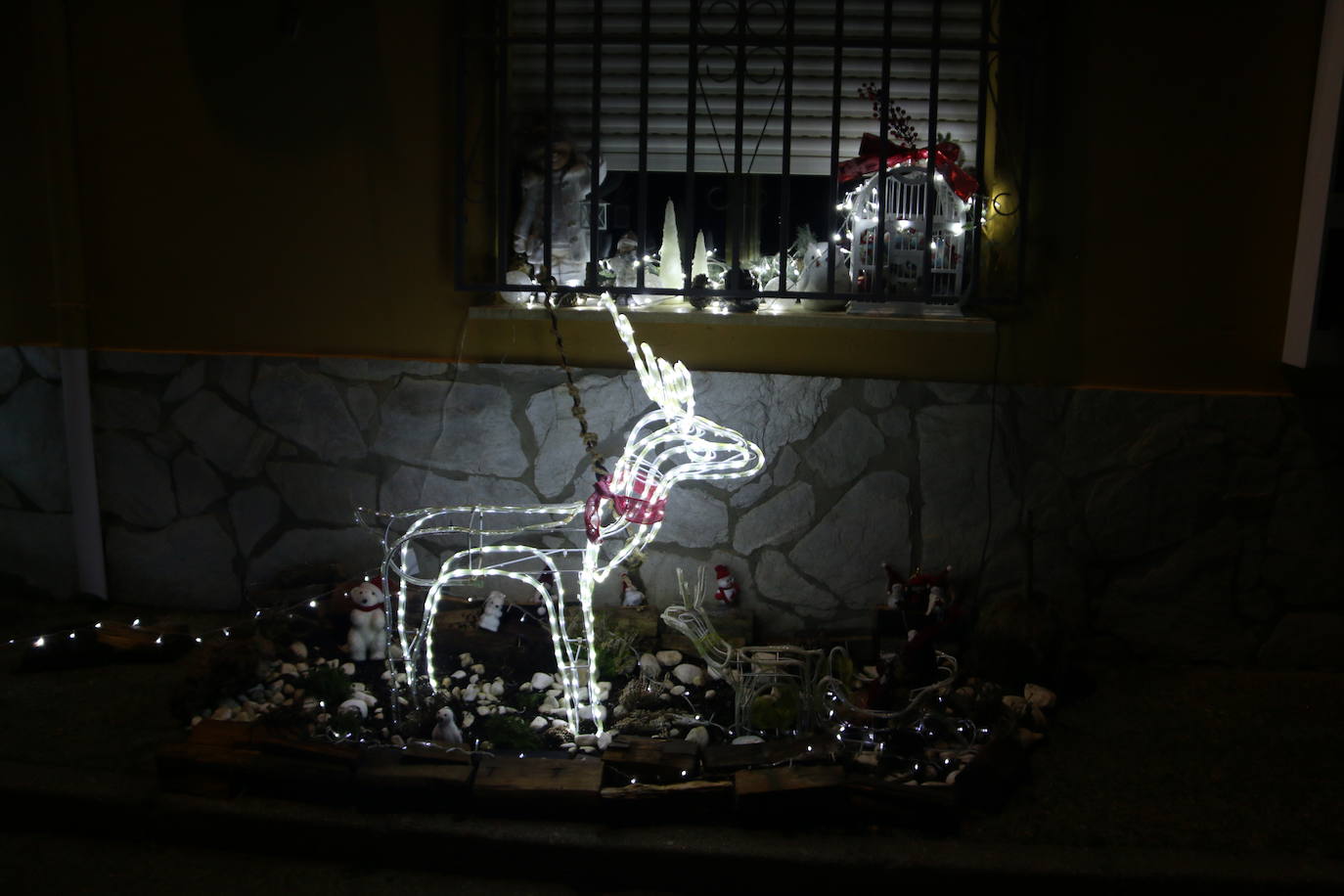 Algunas de las decoraciones que participan en el concurso navideño del Ayuntamiento de Valdevimbre.