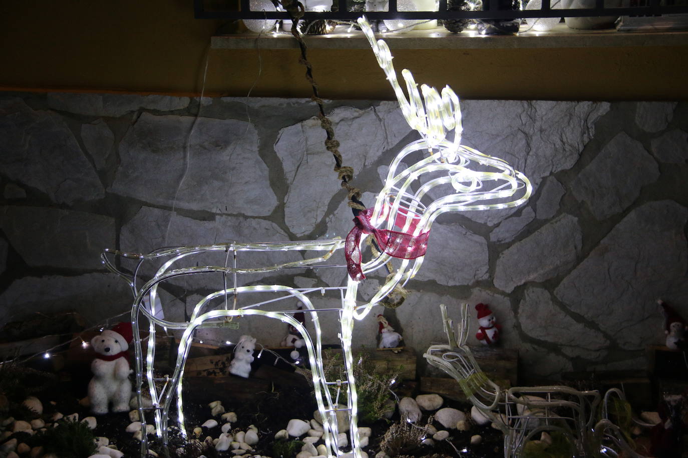 Algunas de las decoraciones que participan en el concurso navideño del Ayuntamiento de Valdevimbre.