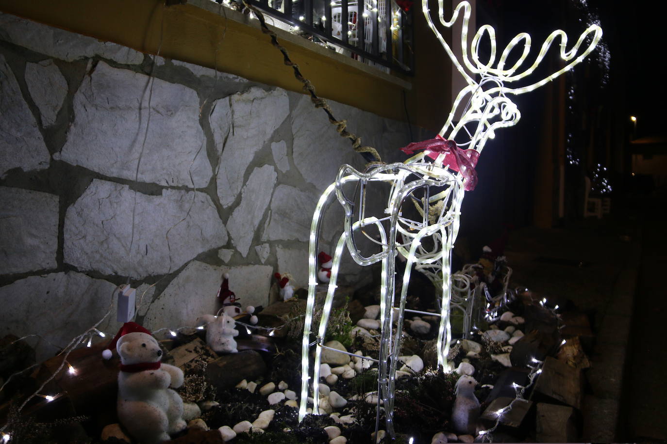 Algunas de las decoraciones que participan en el concurso navideño del Ayuntamiento de Valdevimbre.