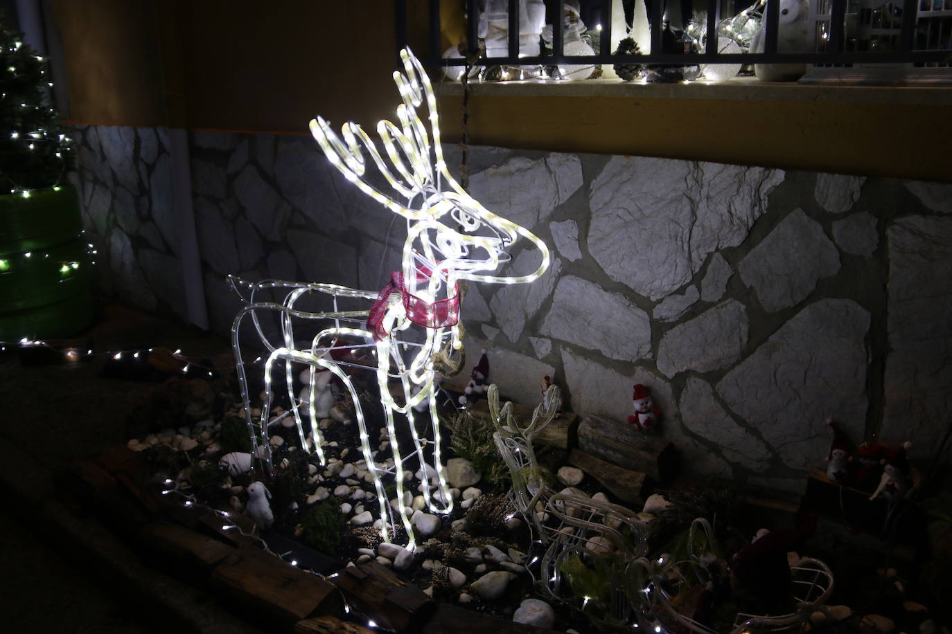 Algunas de las decoraciones que participan en el concurso navideño del Ayuntamiento de Valdevimbre.