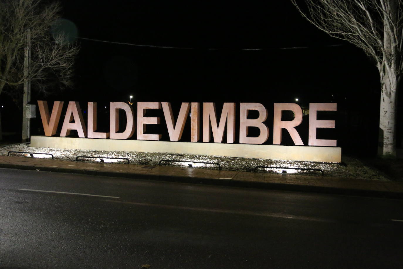 Algunas de las decoraciones que participan en el concurso navideño del Ayuntamiento de Valdevimbre.